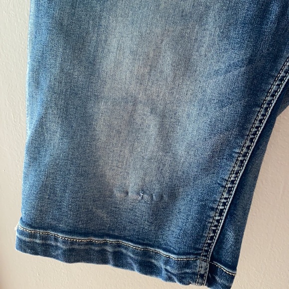 H & H stretch distressed jean shorts w/pockets. 6 - Picture 6 of 8